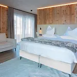 Paradise 4*